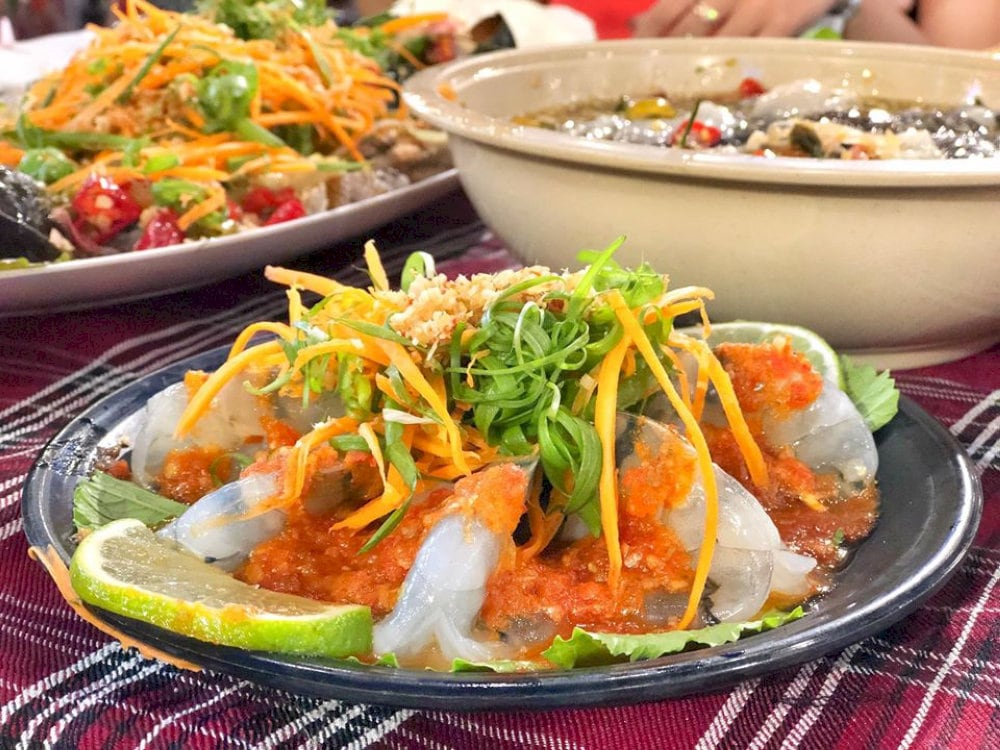 Ben Thanh Market offers a wide variety of delicious local dishes